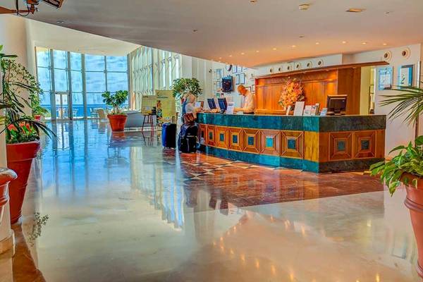Innenansicht des SBH Hotel Costa Calma Palace mit mehreren Etagen, Reception