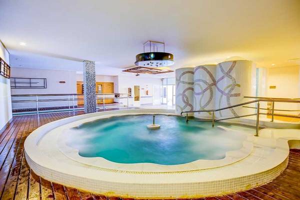 Jacuzzi im SBH Hotel Costa Calma Palace mit Holzboden und modernen Wandverkleidungen.