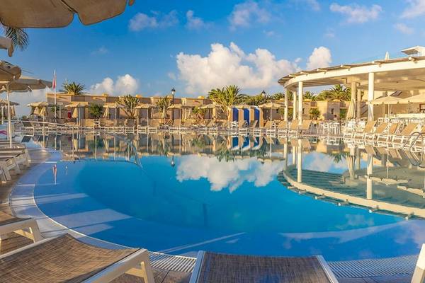 Außenpool des SBH Hotel Costa Calma Palace mit Liegestühlen und Sonnenschirmen.