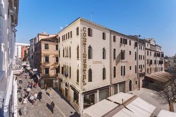 Außenansicht des CHC Continental Hotels in Venedig mit vielen Menschen auf der Straße.