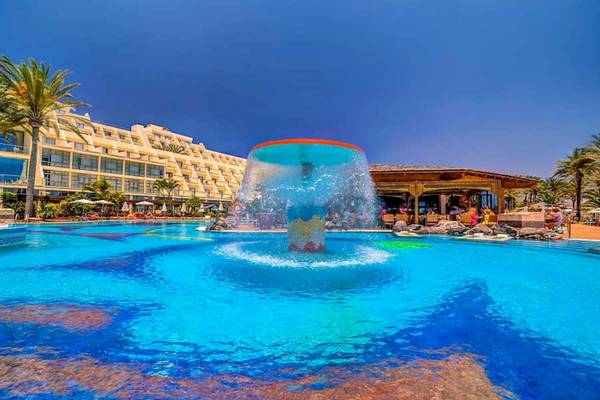 Außenbereich des SBH Hotel Costa Calma Palace mit Swimmingpool und Liegestühlen