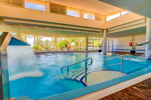 Innenpool des SBH Hotel Costa Calma Palace mit Wasserfällen und Stufen