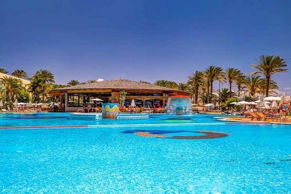 Außenbereich des SBH Hotel Costa Calma Palace mit Swimmingpool und Liegestühlen