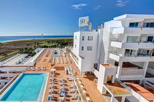 Luftaufnahme des SBH Hotel Costa Calma Palace mit Pool und Blick auf den Strand.