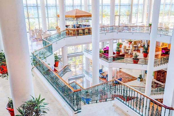 Innenansicht des SBH Hotel Costa Calma Palace mit mehreren Etagen, Treppen und Tischen
