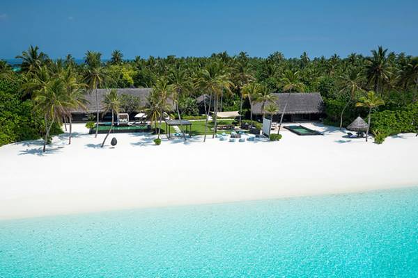 Luftaufnahme des One & Only Reethi Rah Hotels an einem weißen Sandstrand