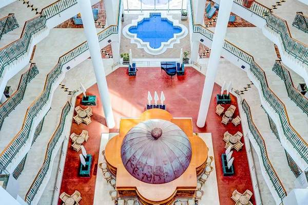 Überblick über die Lobby des SBH Hotel Costa Calma Palace mit zentralem Pool und Sitzbereichen