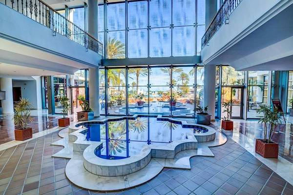 Innenpool im Foyer des SBH Hotel Costa Calma Palace mit Pflanzen und Glaswänden