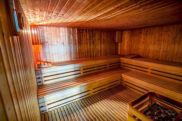 Sauna im SBH Hotel Costa Calma Palace mit hölzernen Wänden und Bänken