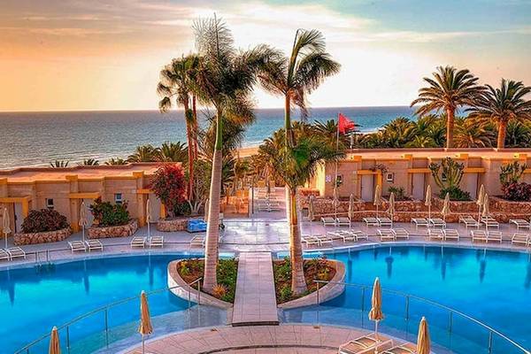 Außenbereich des SBH Hotel Costa Calma Palace mit Swimmingpool und Liegestühlen