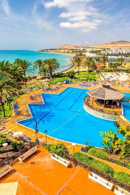 Außenbereich des SBH Hotel Costa Calma Palace mit Blick auf den Pool und den Strand