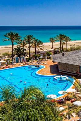 Luftaufnahme des Pools im SBH Hotel Costa Calma Palace mit Blick auf die Palmen und das Meer