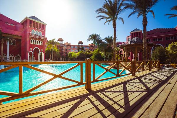 Aussicht über den Pool eines Hotels in Hurghada