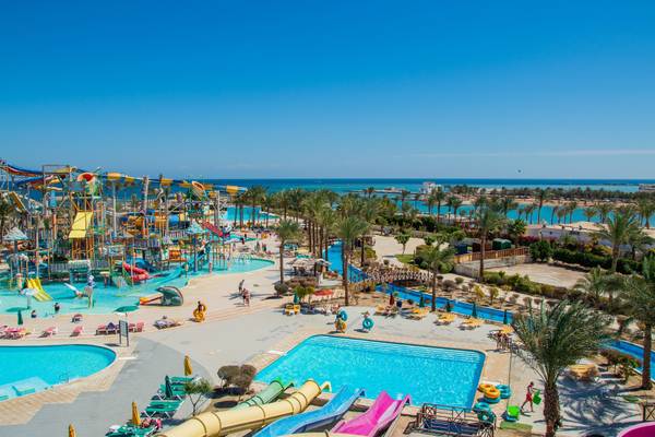 Ausblick über die Poollandschaft eines Hotels in Hurghada