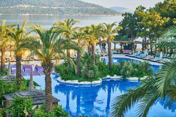 Hotelpool mit Palmen in der Türkei