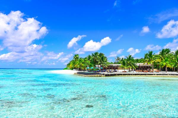 Meer unter blauem Himmel