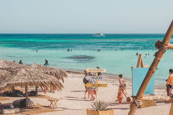 Belebter Strand in Ägypten