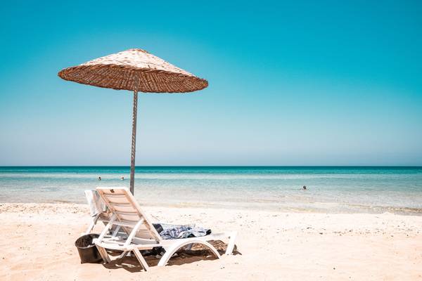 Liege und Sonnenschirm an einem Strand in Ägypten