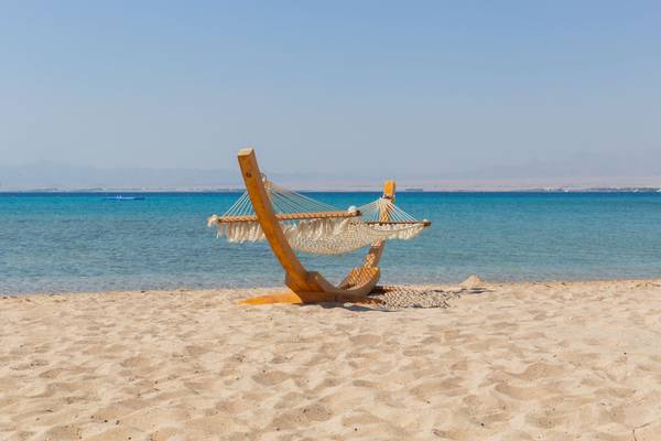 Liege an einem Sandstrand in Ägypten