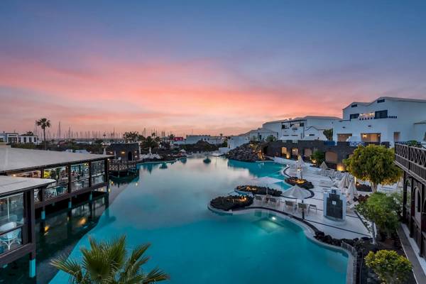 Luftaufnahme des LIVVO Volcan Lanzarote Hotels mit Pool und Hafen