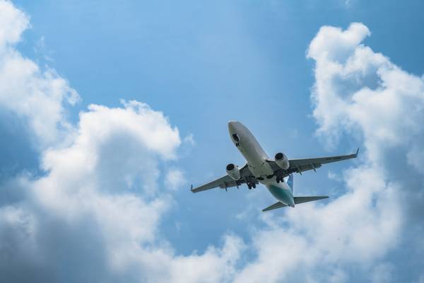 Flugzeug vor blauem Himmel