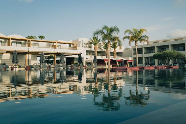 Blick auf dem Pool eines Resorts auf Rhodos