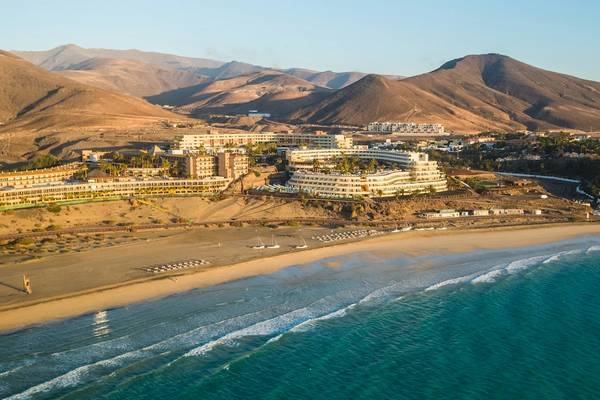 Luftaufnahme des Iberostar Playa Gaviotas Park Hotels mit umliegender Landschaft