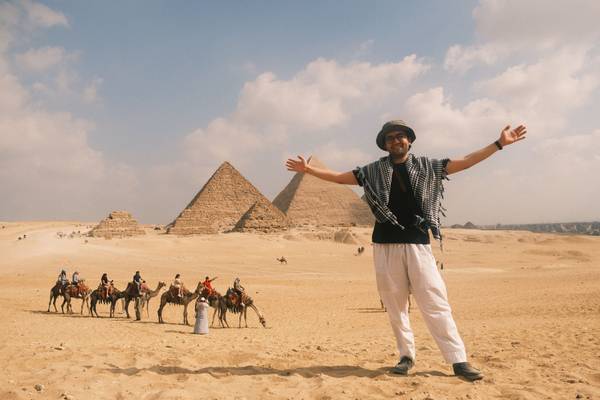 Tourist vor den Pyramiden von Gizeh