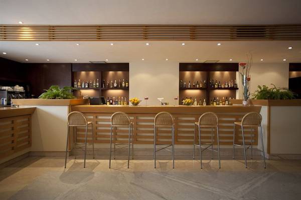 Barbereich im Be Live Adults Only Tenerife Hotel mit modernen Stühlen und Theken.