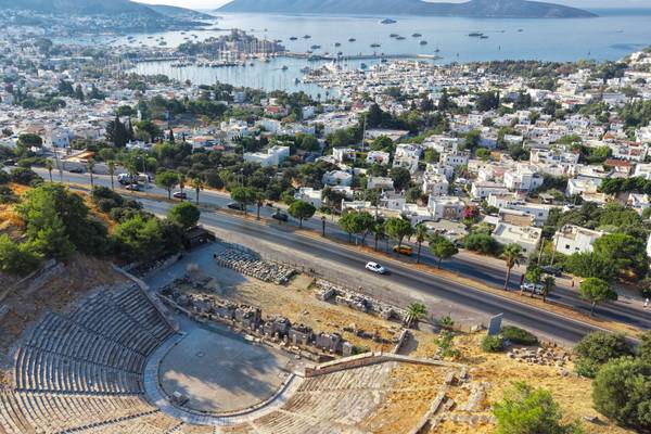 Blick über die Stadt und das Amphitheater von Bodrum