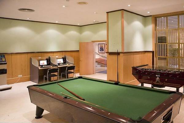 Spielzimmer im Be Live Adults Only Tenerife Hotel mit Pooltisch, Tischfußball und Computerarbeitsplätzen.