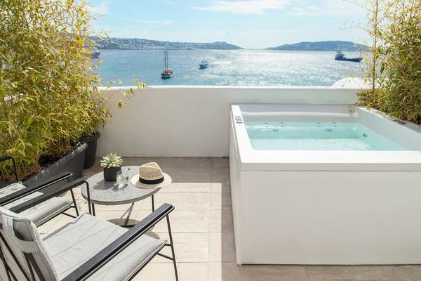 Terrasse mit Pool, Meerblick, Stühlen und Tisch