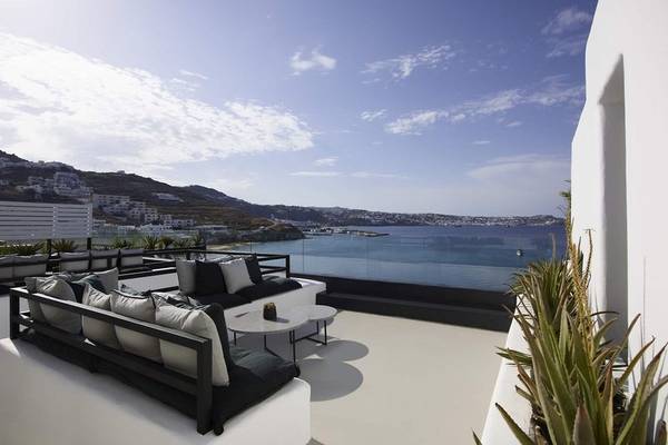 Luxus-Terrasse mit Sofa, Tisch und Meerblick