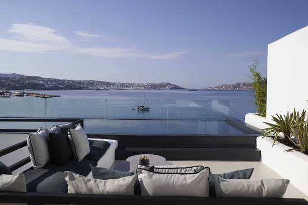 Luxus-Balkon mit Meerblick und Segelboot