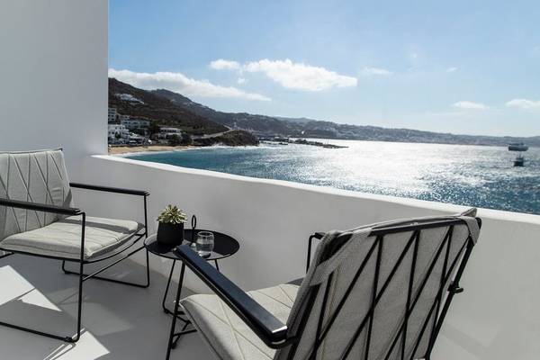 Balkon mit Stühlen und Meerblick, Tisch mit Glas und Pflanze