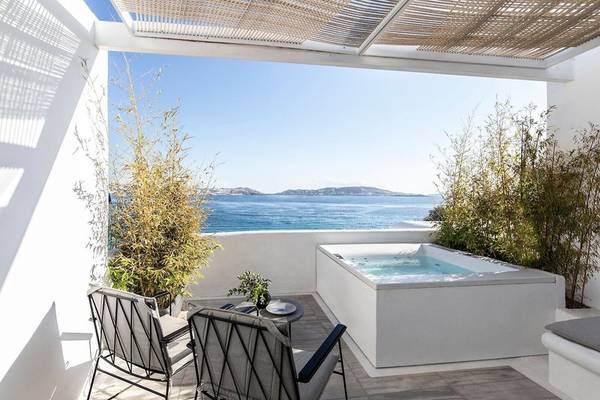 Terrasse mit Pool und Meerblick, zwei Stühle und ein Tisch