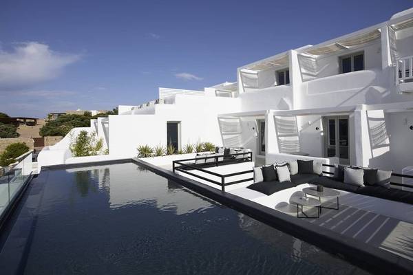 Moderne weiße Villa mit Pool und Lounge-Bereich