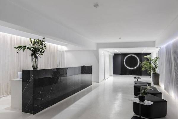Moderner Empfangsbereich im Nimbus Hotel mit Marmortresen und Pflanzen