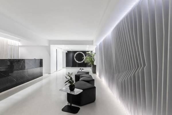 Moderne Lobby des Nimbus Hotel mit schwarzen Sitzgelegenheiten und Pflanzen