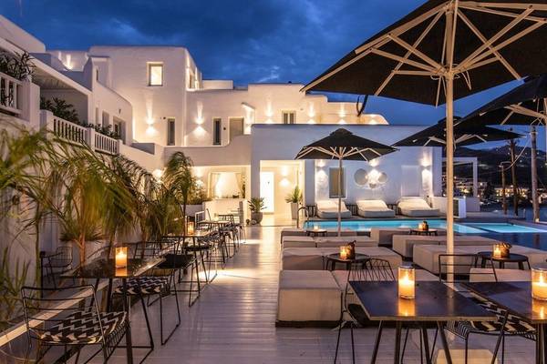 Abendliche Terrasse des Nimbus Hotel mit Loungemöbeln und Kerzen