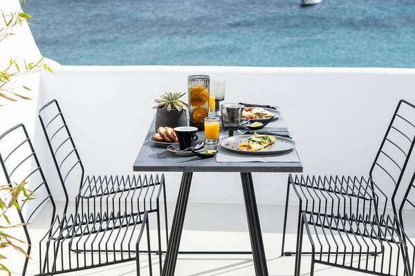 Frühstückstisch mit Blick auf das Meer im Nimbus Hotel