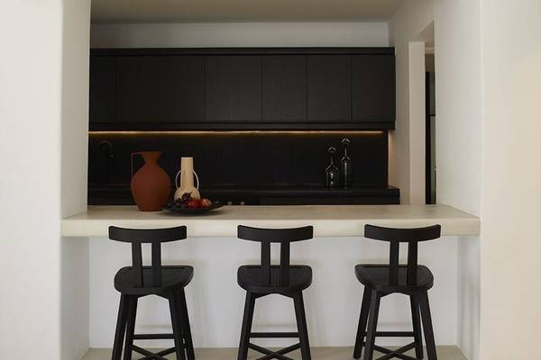 Moderne Bar im Nimbus Hotel mit dunklen Schränken und Dekoration
