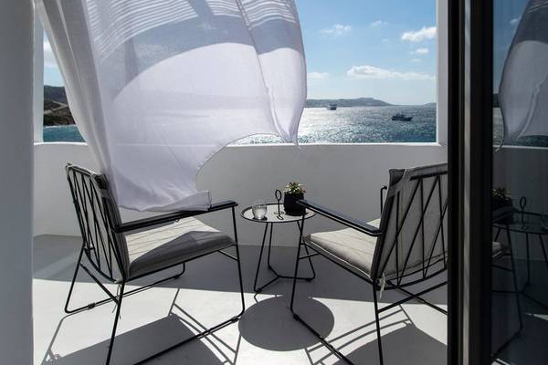 Balkon mit Blick auf das Meer im Nimbus Hotel