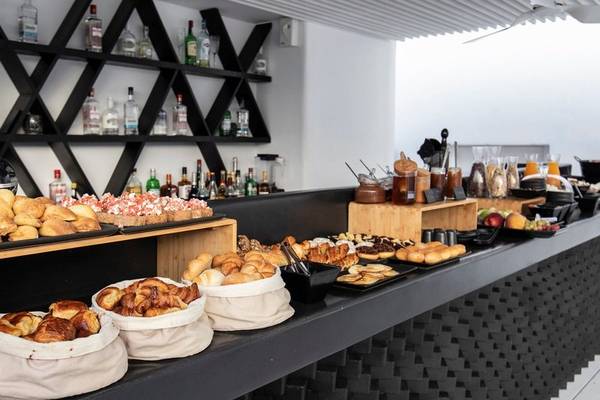 Frühstücksbuffet im Nimbus Hotel mit Broten, Brötchen und Getränken