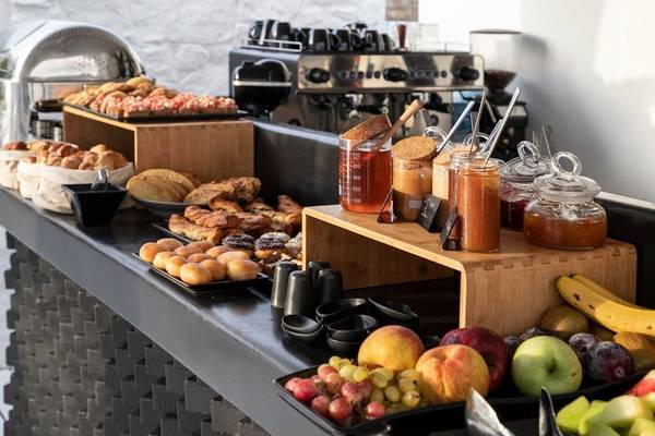 Frühstücksbuffet mit Gebäck, Obst und Getränken im Nimbus Hotel