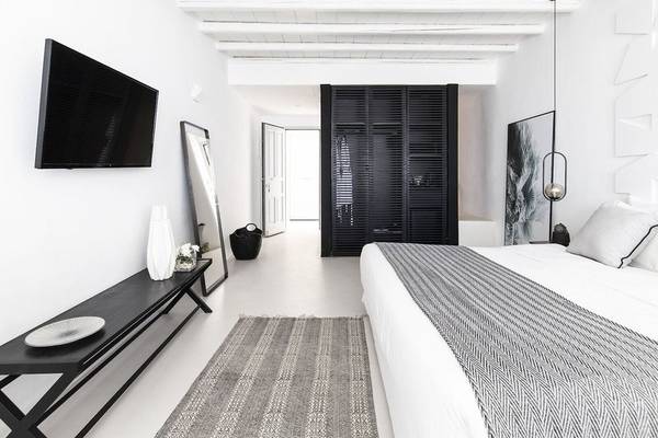 Modisches Zimmer im Nimbus Hotel mit Bett, Schrank und dekorativen Elementen