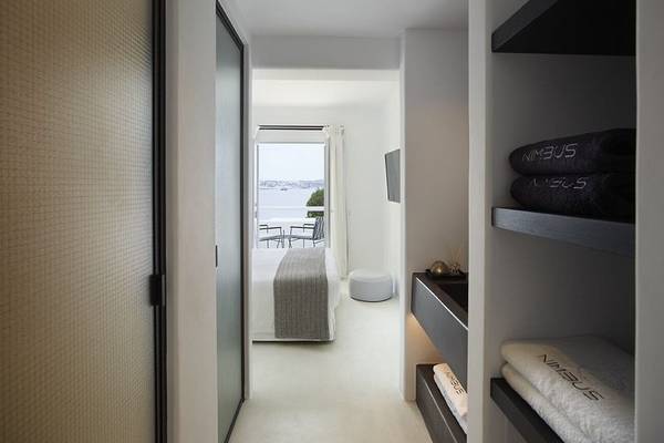 Schlafzimmer mit Blick auf das Meer im Nimbus Hotel