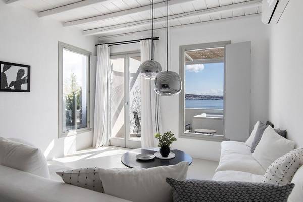 Moderner Wohnraum im Nimbus Hotel mit Meerblick