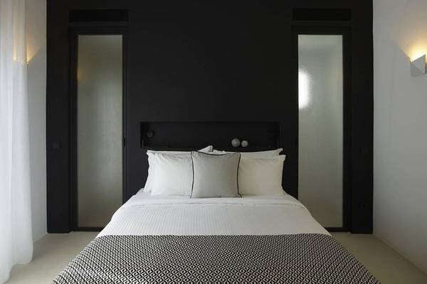 Modernes Zimmer im Nimbus Hotel mit Kingsize-Bett und schmalem Design