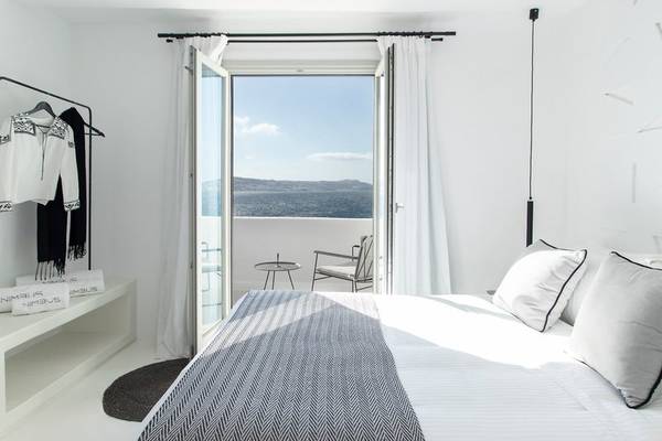 Zimmer im Nimbus Hotel mit Meerblick, Bett und Balkon
